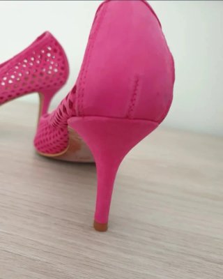 Zapatos de tacón rosa con diseño calado
