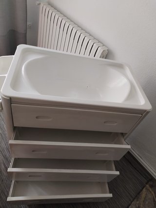 Cambiador bebé con bañera y cajones