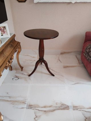 Mesa de madera marrón