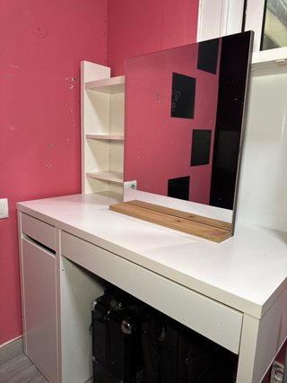 Escritorio blanco con estantería