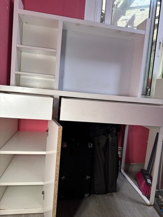 Escritorio blanco con estantería