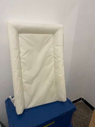 Cambiador IKEA madera y blanco