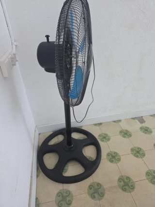 Ventilador industrial de pie negro y azul.