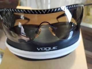 Gafas de sol Vogue negras y marrones