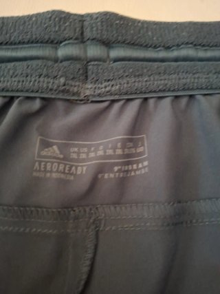 Pantalón corto Adidas gris