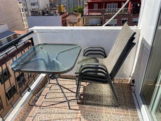 Tavolo e sedie da terrazzo in alluminio e vetro