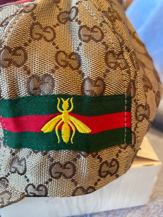 Berretto Gucci Beige con Strisce Verdi e Ape