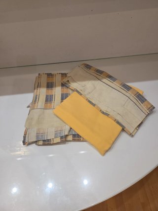 Juego de sábanas beige y amarillo