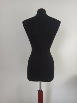 Maniquí de costura mujer negro