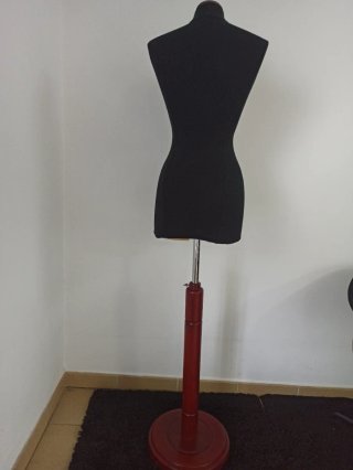Maniquí de costura mujer negro