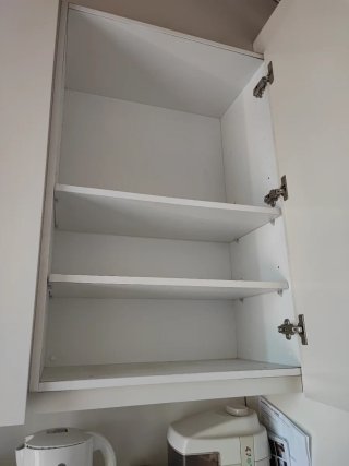 Cocina entera con piedra superficial y armarios