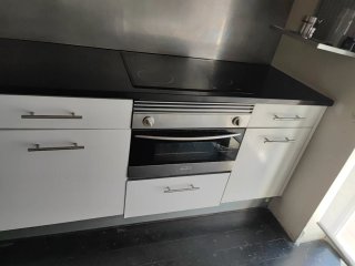 Cocina entera con piedra superficial y armarios