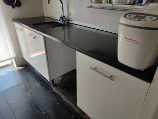 Cocina entera con piedra superficial y armarios