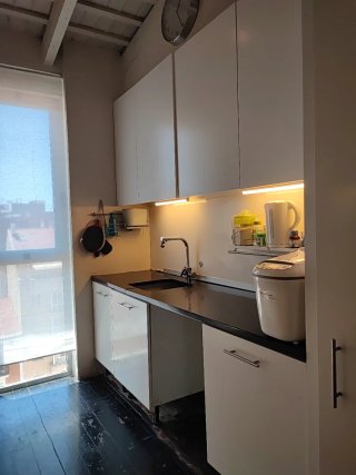 Cocina entera con piedra superficial y armarios