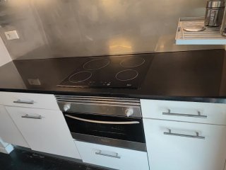 Cocina entera con piedra superficial y armarios