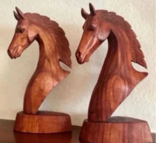Coppia di cavalli in legno importati dall'Indonesia