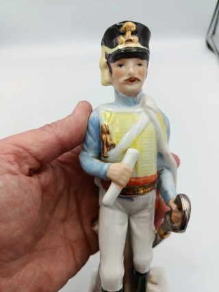 FIGURA DE PORCELANA " OFFICIER DES CHASSEURS"