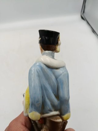FIGURA DE PORCELANA " OFFICIER DES CHASSEURS"
