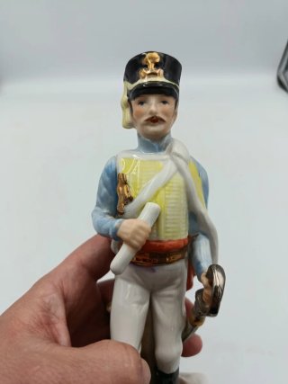 FIGURA DE PORCELANA " OFFICIER DES CHASSEURS"