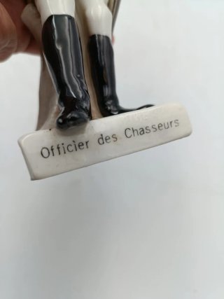 FIGURA DE PORCELANA " OFFICIER DES CHASSEURS"