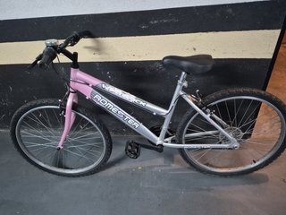 Bicicleta Romester plateada y rosa