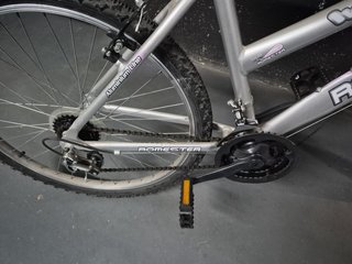 Bicicleta Romester plateada y rosa