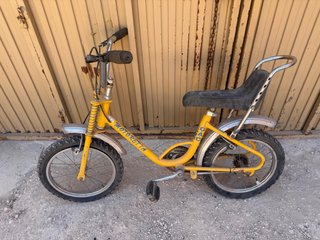 Bicicleta Motoretta amarilla