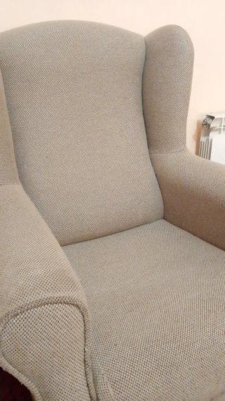 Sillón orejero beige tela