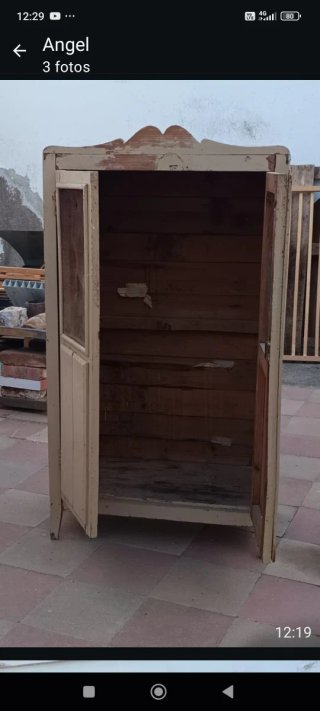 Alacena antigua de madera con puertas de cristal