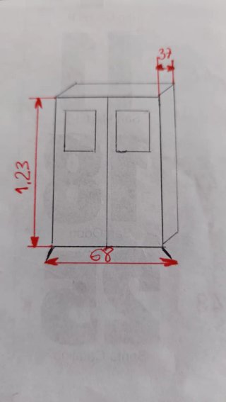 Alacena antigua de madera con puertas de cristal