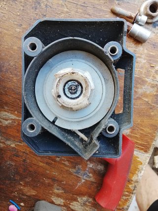 Carcasa y tirador para desbrozadora