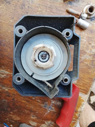 Carcasa y tirador para desbrozadora