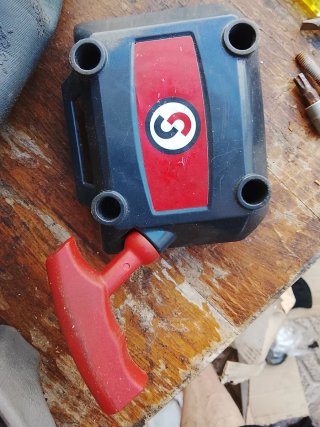 Carcasa y tirador para desbrozadora