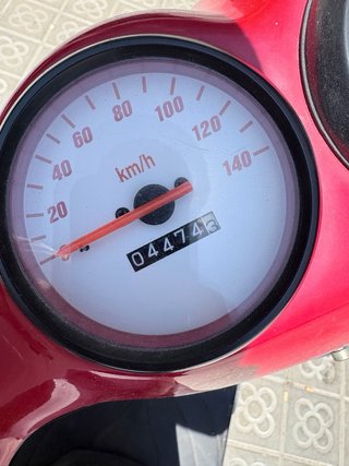 Moto TGB roja para reparto
