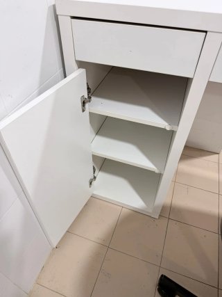 Escritorio Ikea con silla negra