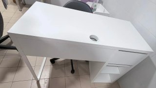 Escritorio Ikea con silla negra