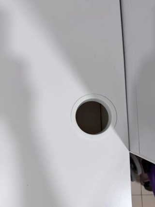 Escritorio Ikea con silla negra