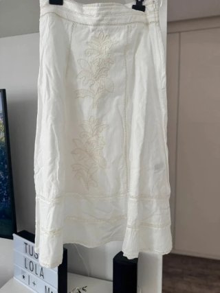 Falda midi Zara bordados floral