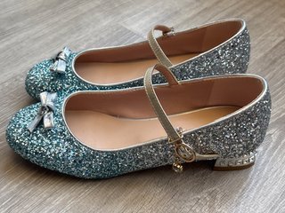 Zapatos de fiesta plateados y turquesa