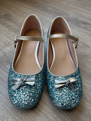 Zapatos de fiesta plateados y turquesa
