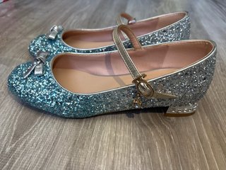 Zapatos de fiesta plateados y turquesa