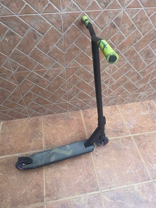 Patinete scooter negro y verde