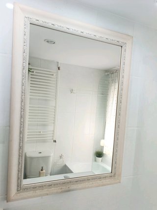 Espejo de pared blanco con marco decorado