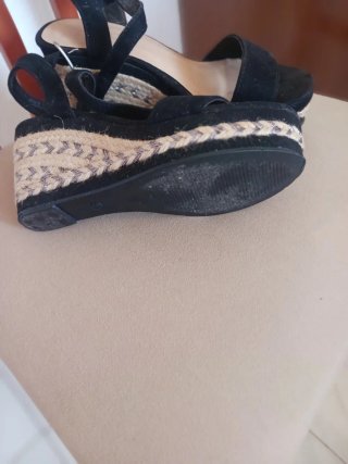 Sandalias cuña negras y beige