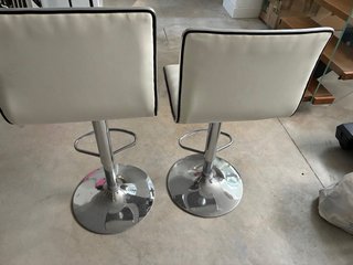 Banqueta de piel blanca con base cromada