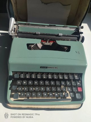 Máquina de escribir Olivetti Lettera 32