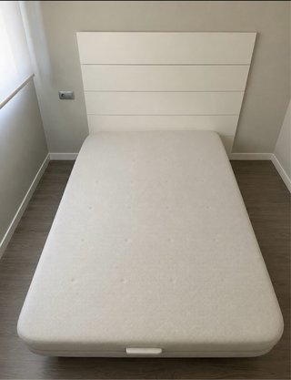 Somier abatible beige y blanco con cabecero
