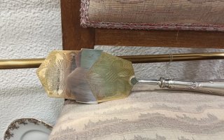 Pala para pasteles de metal dorado y plateado