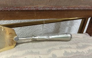 Pala para pasteles de metal dorado y plateado