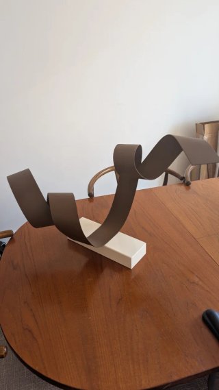 Escultura moderna metal y madera